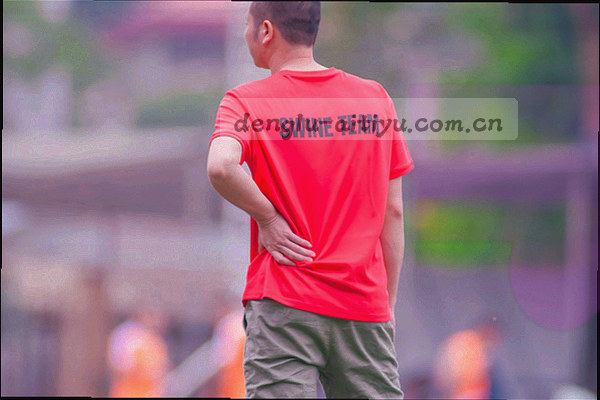 信封与速度线抽象图形，代表邮件联络的快速响应